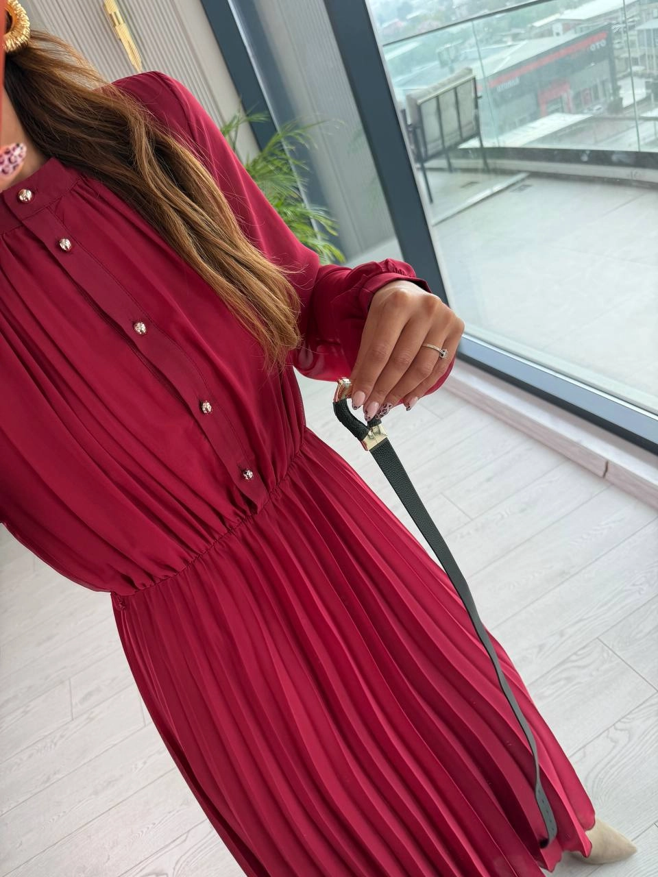 Bordo%20Piliseli%20Astarlı%20Kemerli%20Düğme%20Detay%20Şifon%20Elbise