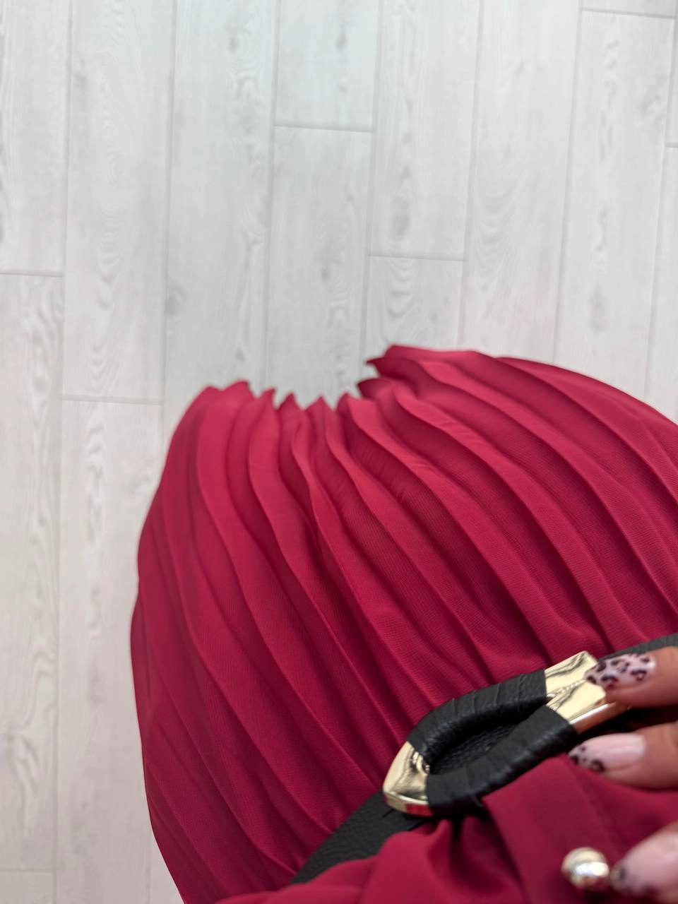 Bordo%20Piliseli%20Astarlı%20Kemerli%20Düğme%20Detay%20Şifon%20Elbise