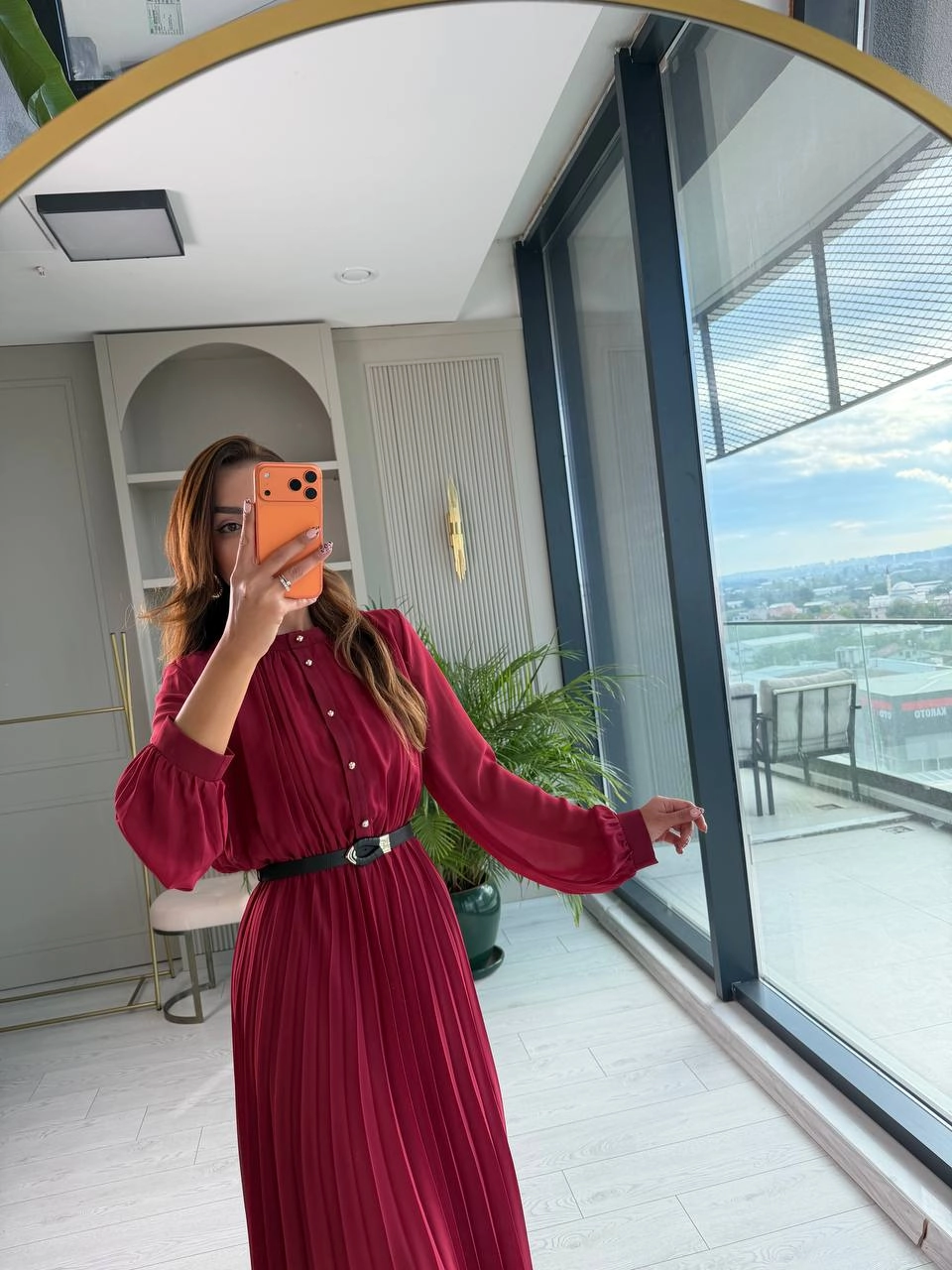 Bordo%20Piliseli%20Astarlı%20Kemerli%20Düğme%20Detay%20Şifon%20Elbise