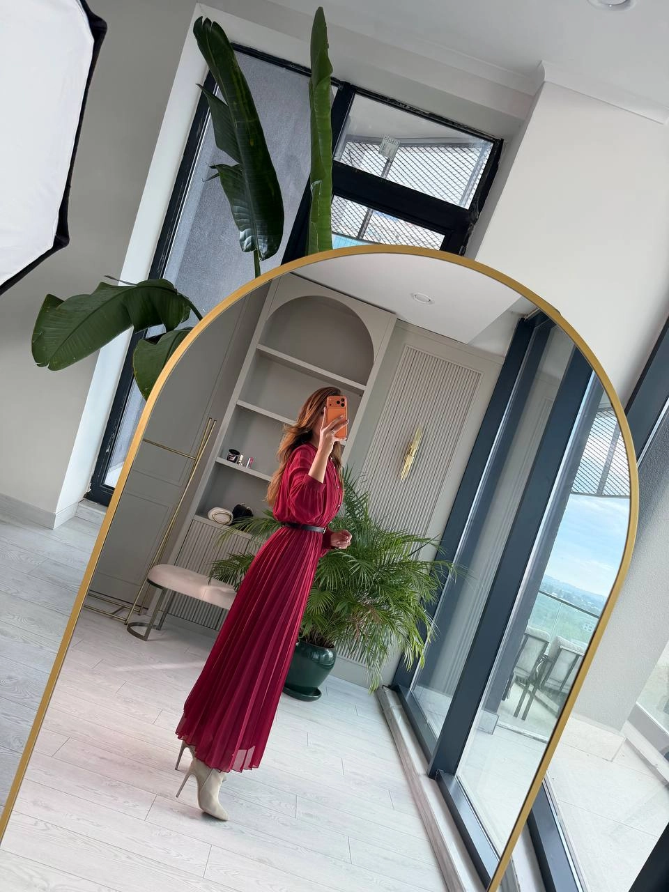 Bordo%20Piliseli%20Astarlı%20Kemerli%20Düğme%20Detay%20Şifon%20Elbise