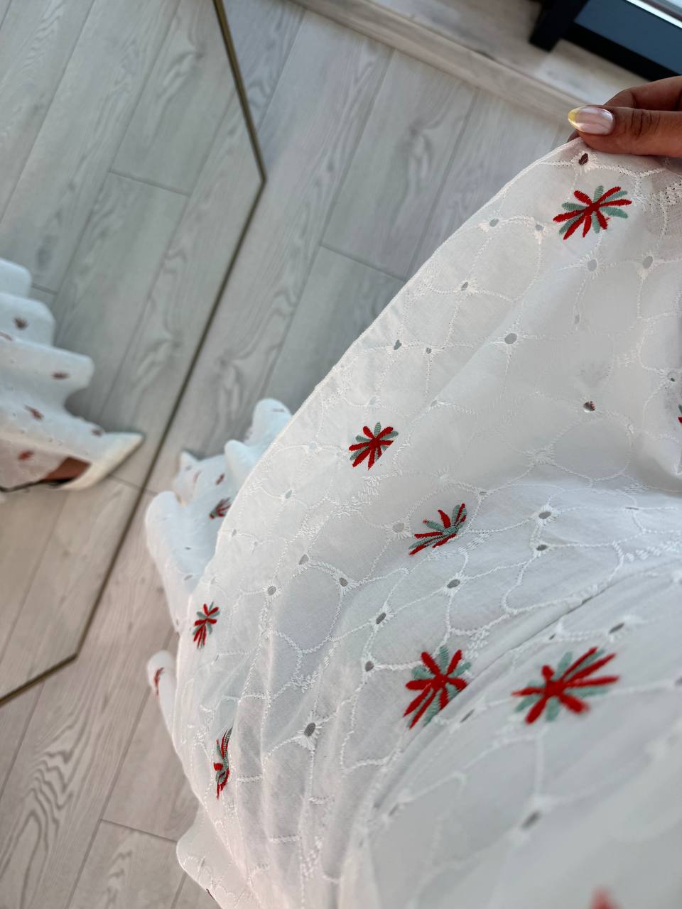 Kırmızı%20Nakışlı%20Astarlı%20Sırt%20Detay%20Fisto%20Elbise