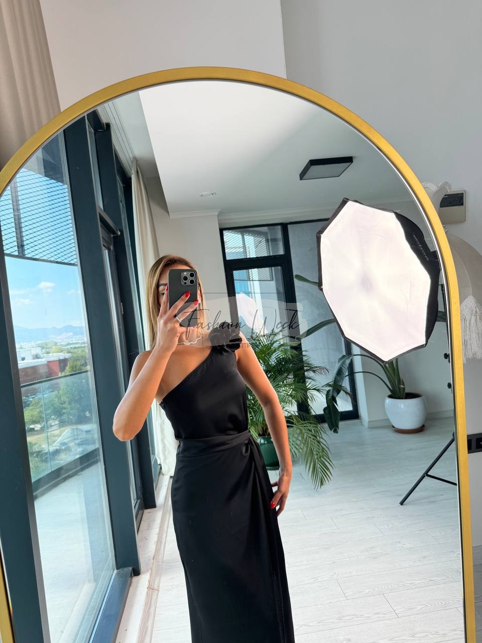 Siyah%20Broş%20Detaylı%20Astarlı%20Tek%20Kol%20Saten%20Elbise