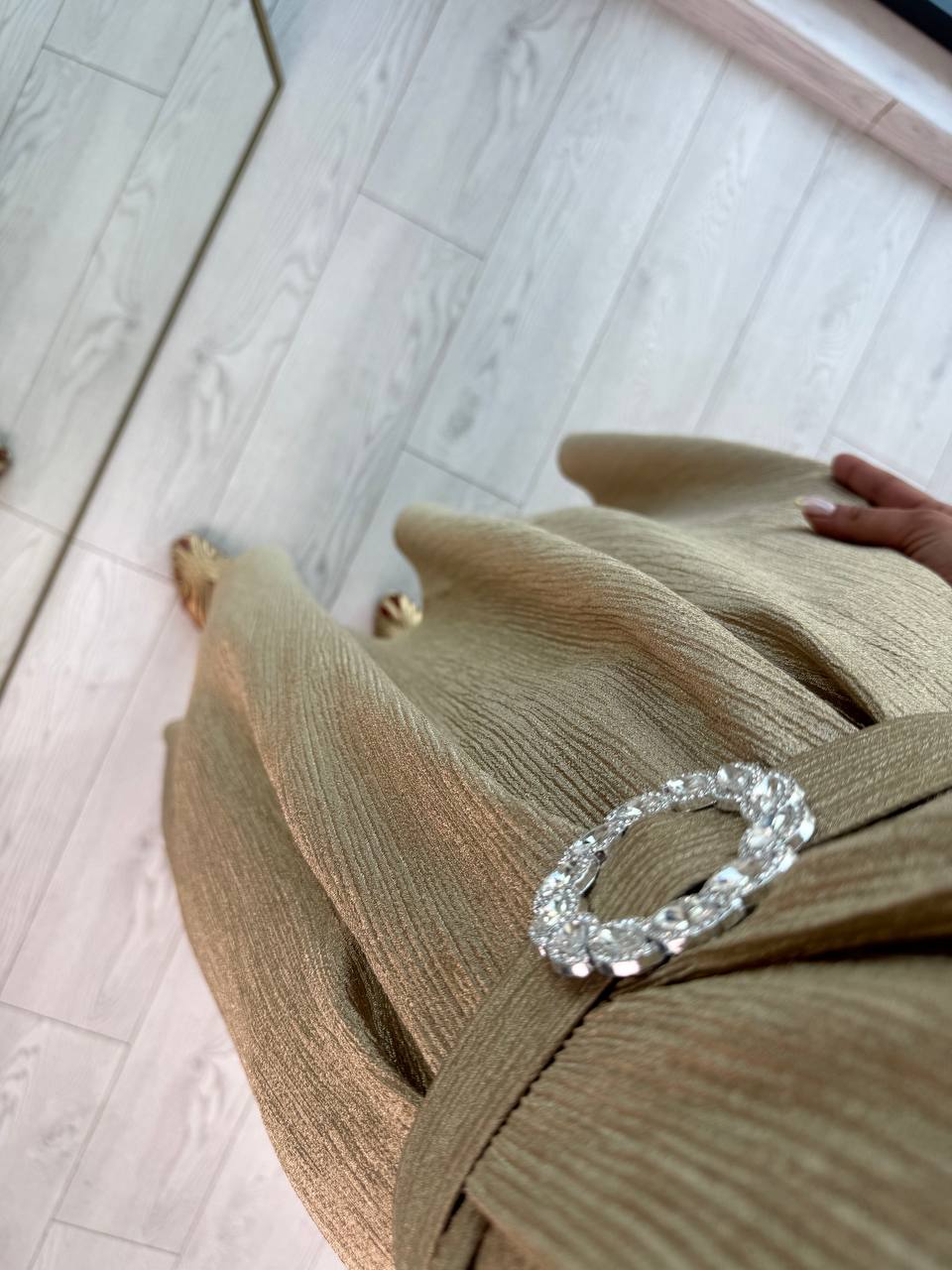 Gold%20Işıltılı%20Kemerli%20Kruvaze%20Yaka%20Midi%20Boy%20Elbise
