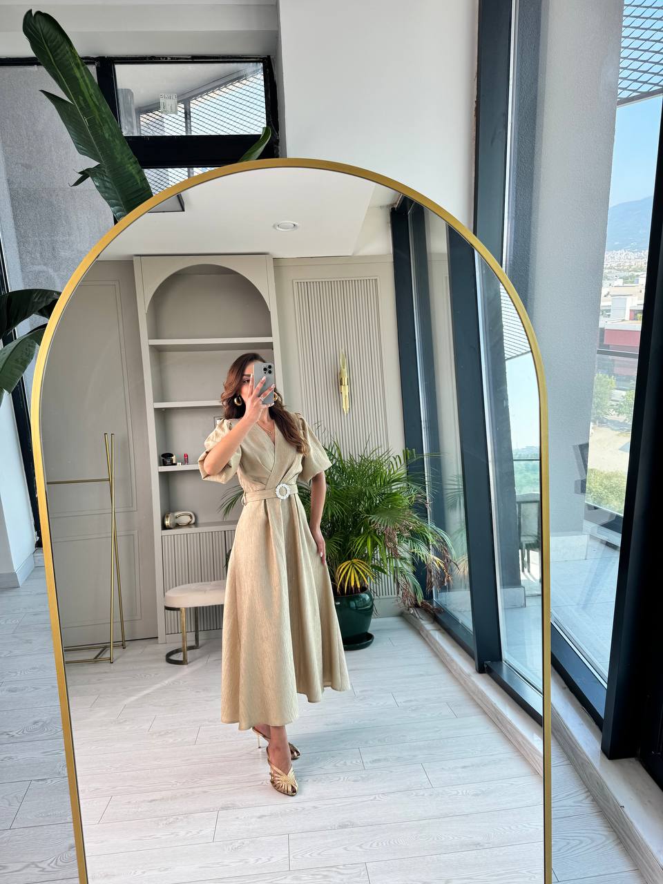 Gold%20Işıltılı%20Kemerli%20Kruvaze%20Yaka%20Midi%20Boy%20Elbise