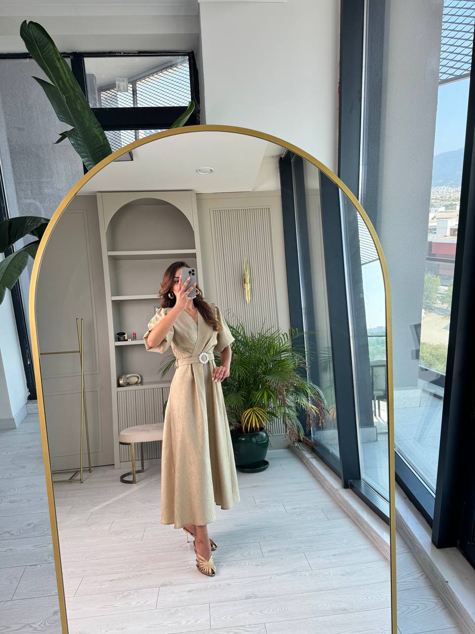 Gold%20Işıltılı%20Kemerli%20Kruvaze%20Yaka%20Midi%20Boy%20Elbise
