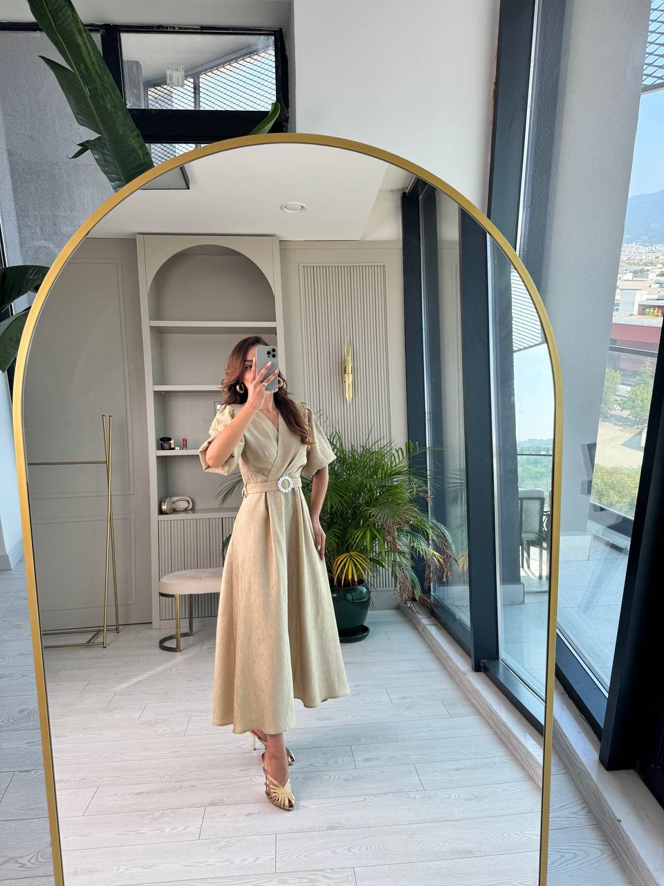 Gold%20Işıltılı%20Kemerli%20Kruvaze%20Yaka%20Midi%20Boy%20Elbise