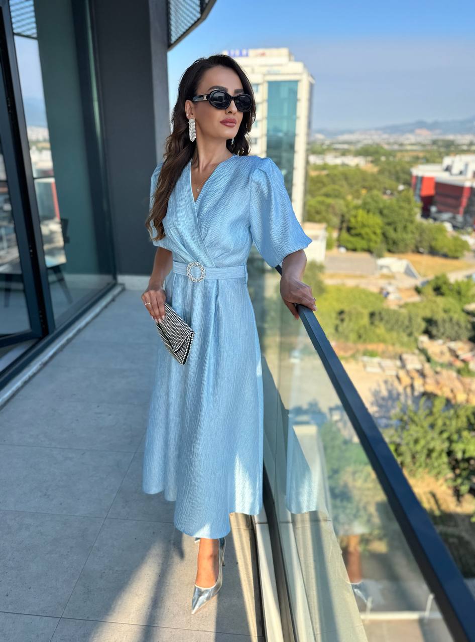 Mavi%20Işıltılı%20Kemerli%20Kruvaze%20Yaka%20Midi%20Boy%20Elbise
