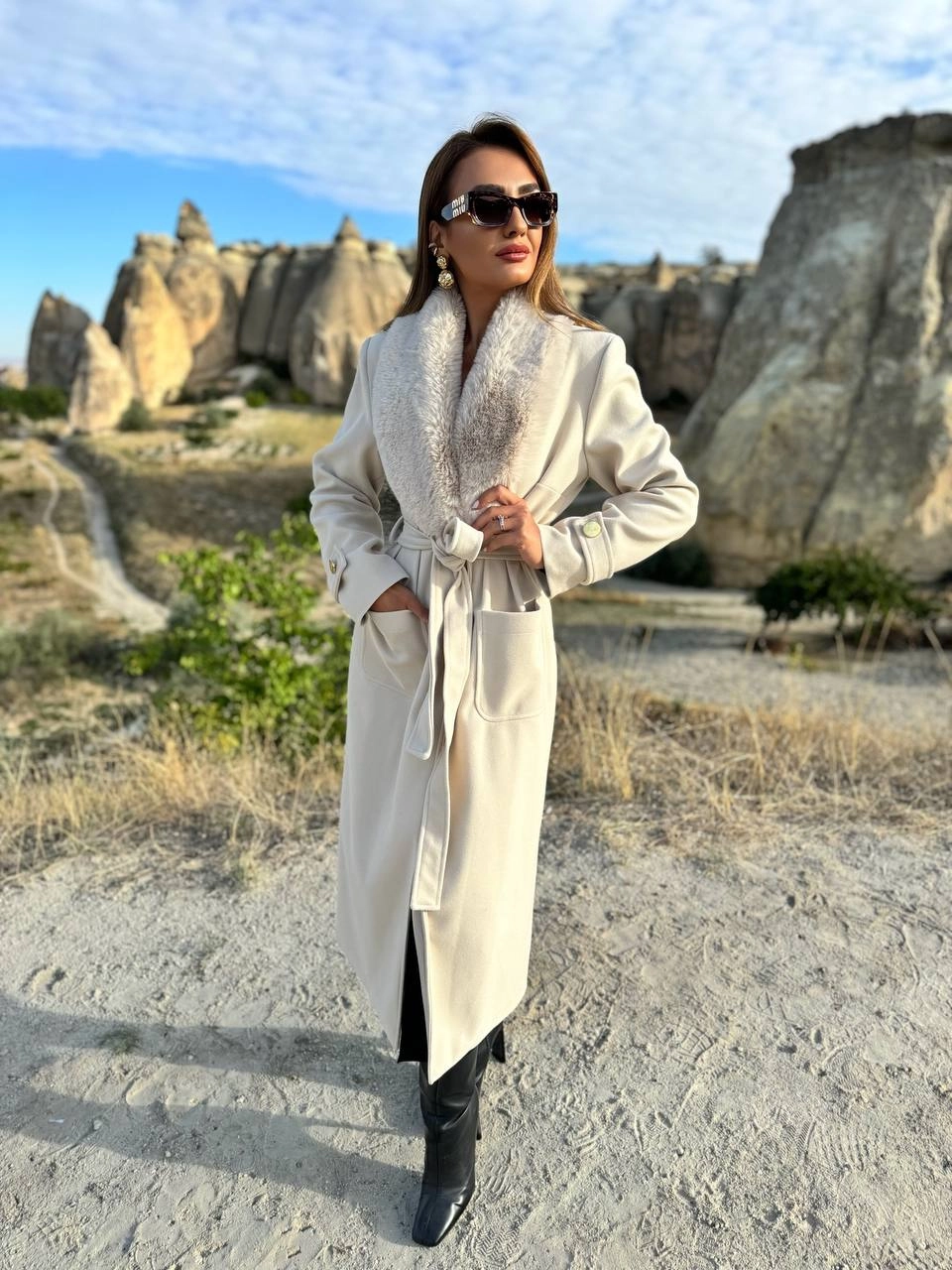 Taş%20Rengi%20Yaka%20Kürklü%20Astarlı%20Premium%20Seri%20Uzun%20Kaşe%20Kaban