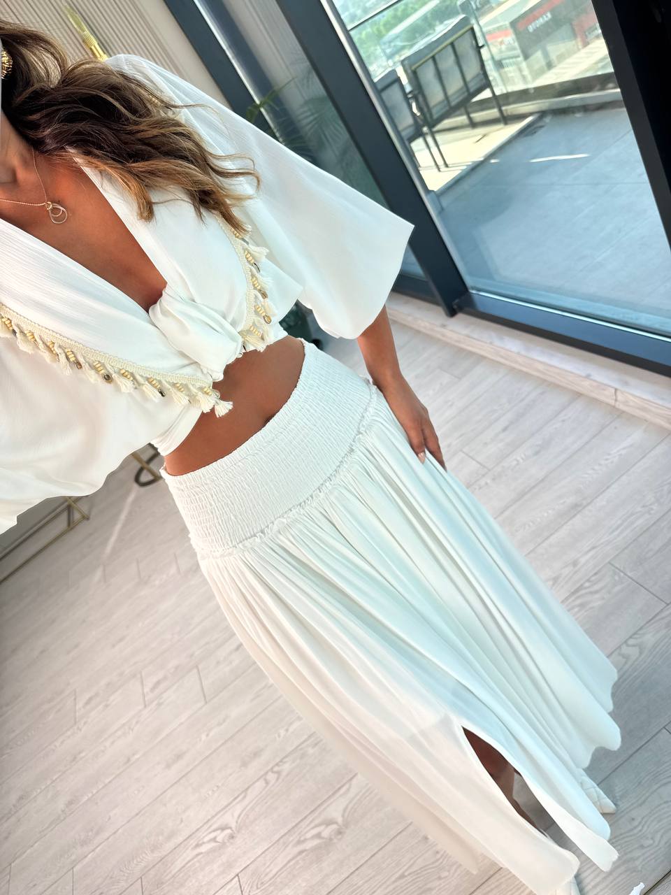 Beyaz%20Astarlı%20Pamuklu%20Boncuk%20Detaylı%20Etek%20Bluz%20Takım