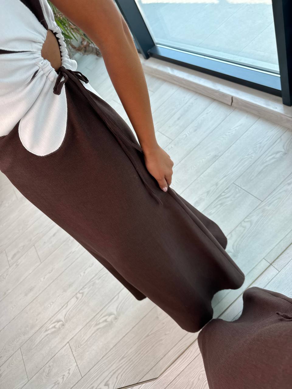 Kahverengi%20Çiçekli%20Bel%20Detay%20Astarlı%20Tok%20Keten%20Elbise