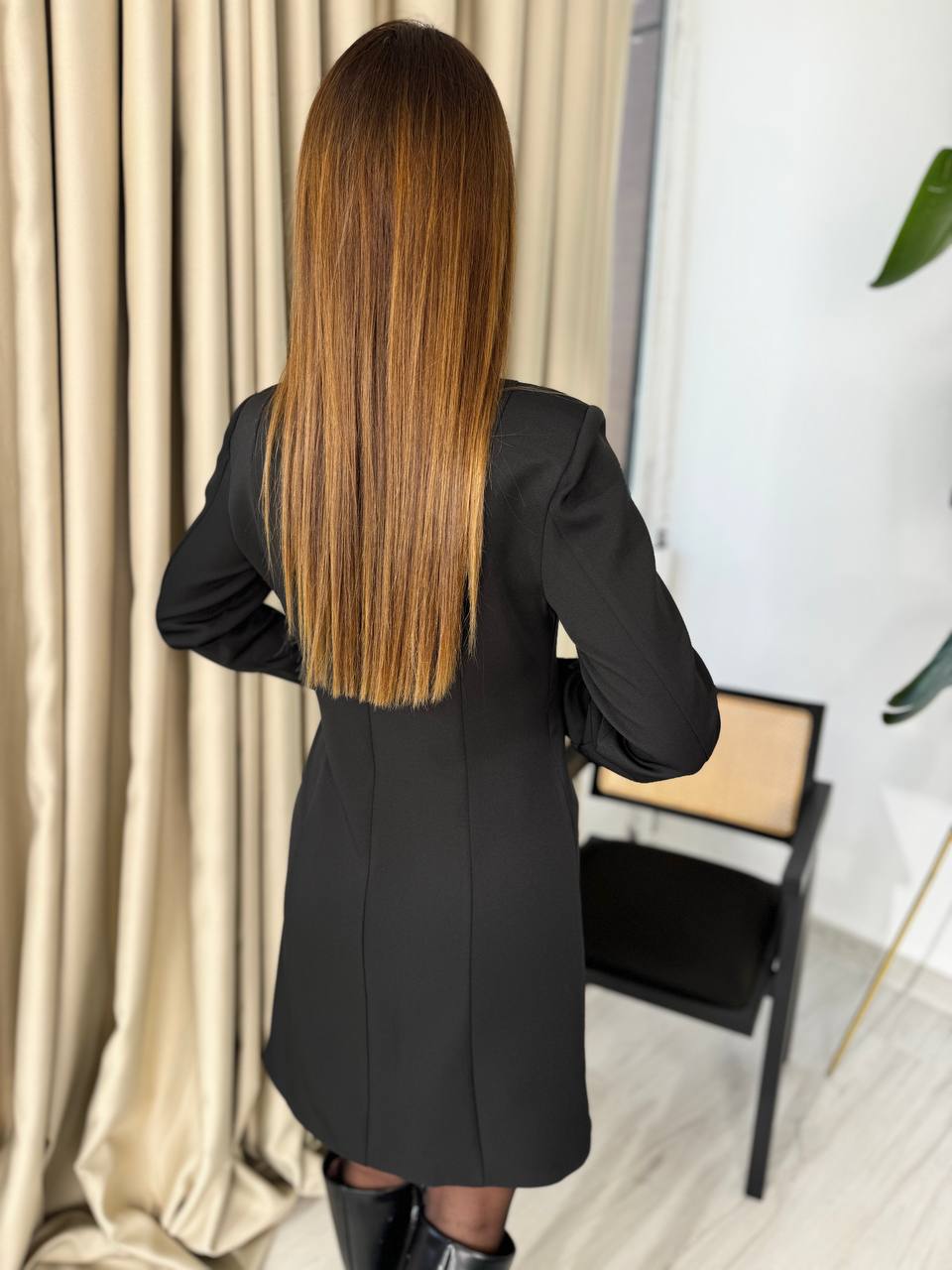 Siyah%20Pilise%20Detaylı%20Lüks%20Atlas%20Kumaş%20Elbise