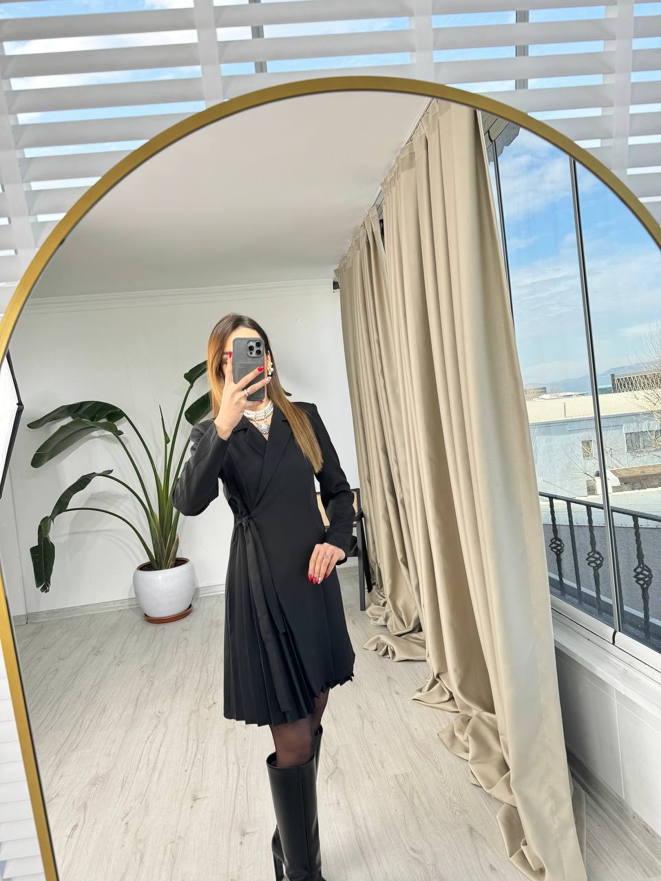 Siyah%20Pilise%20Detaylı%20Lüks%20Atlas%20Kumaş%20Elbise