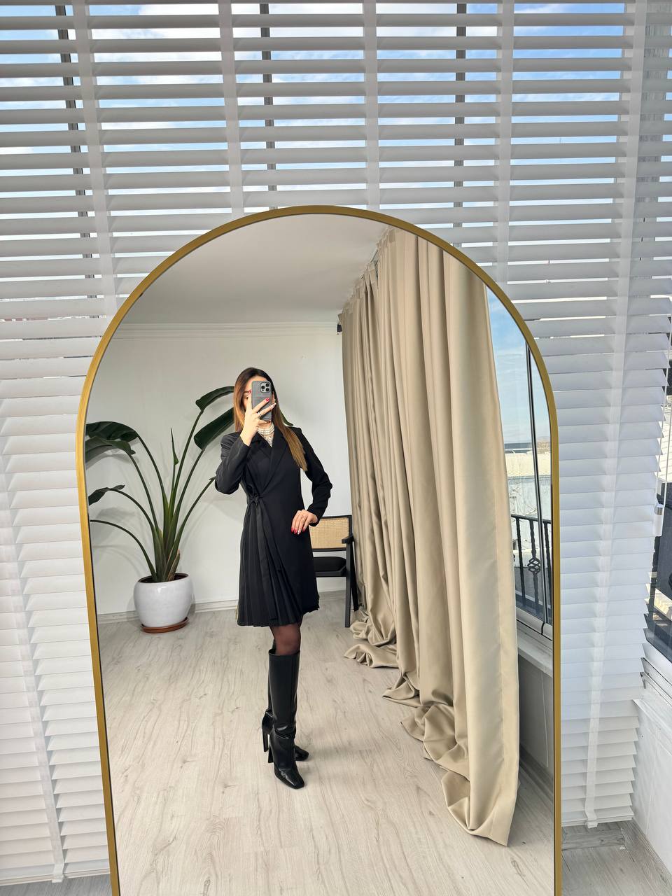 Siyah%20Pilise%20Detaylı%20Lüks%20Atlas%20Kumaş%20Elbise