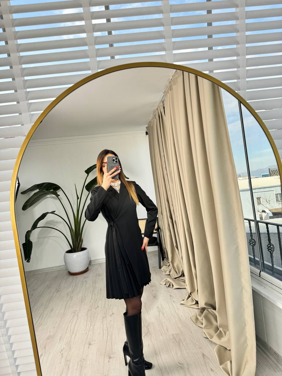 Siyah%20Pilise%20Detaylı%20Lüks%20Atlas%20Kumaş%20Elbise