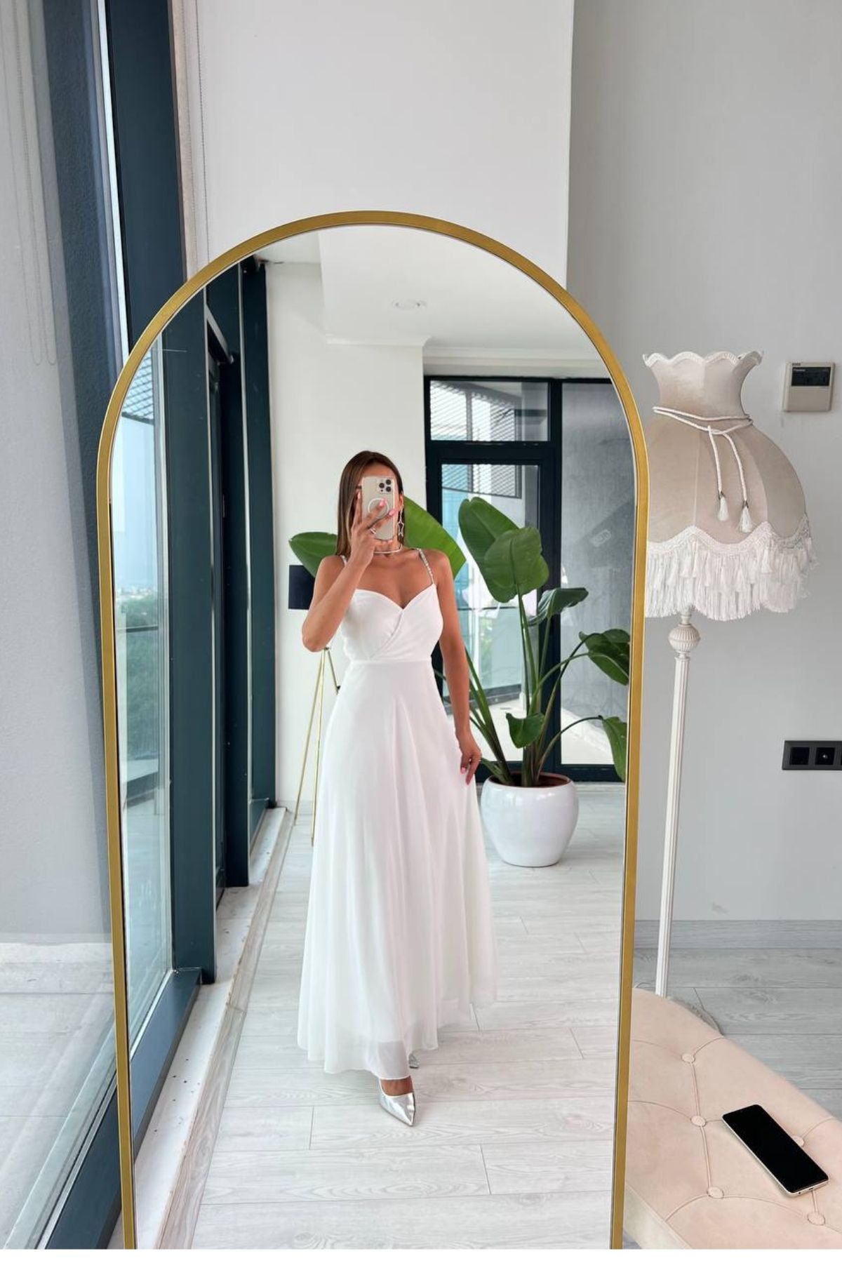 Tasarım%20Beyaz%20Sırt%20Detaylı%20Taş%20Askılı%20Şifon%20Elbise