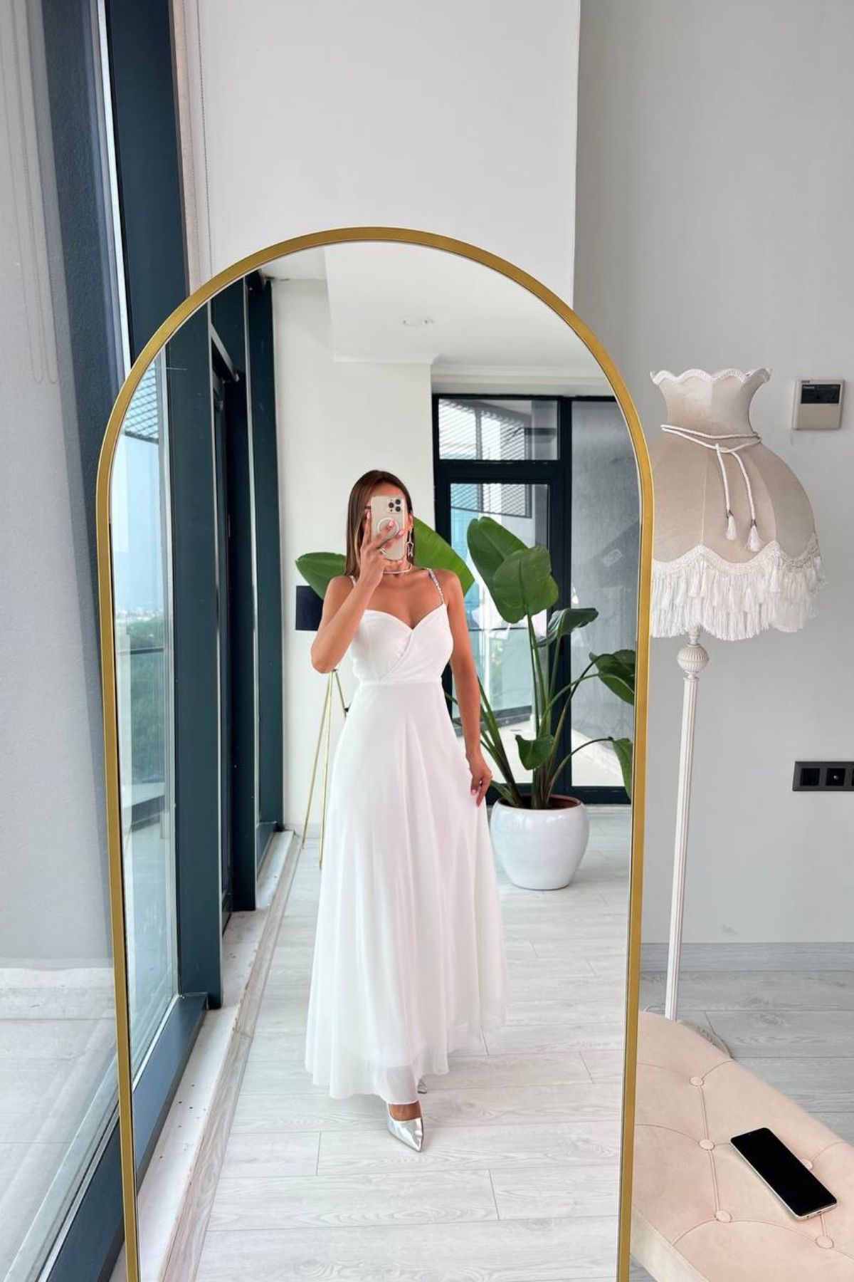 Tasarım%20Beyaz%20Sırt%20Detaylı%20Taş%20Askılı%20Şifon%20Elbise
