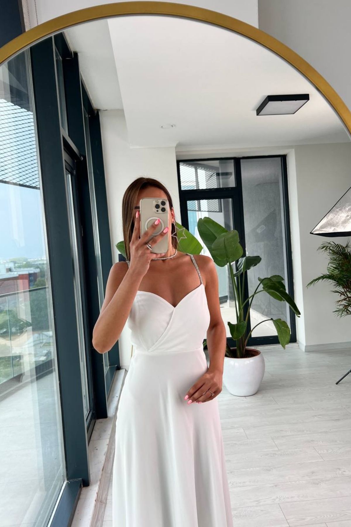 Tasarım%20Beyaz%20Sırt%20Detaylı%20Taş%20Askılı%20Şifon%20Elbise