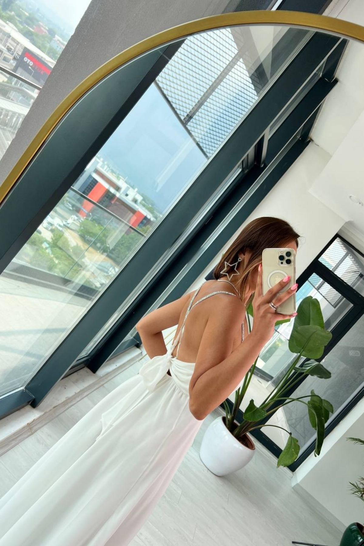 Tasarım%20Beyaz%20Sırt%20Detaylı%20Taş%20Askılı%20Şifon%20Elbise