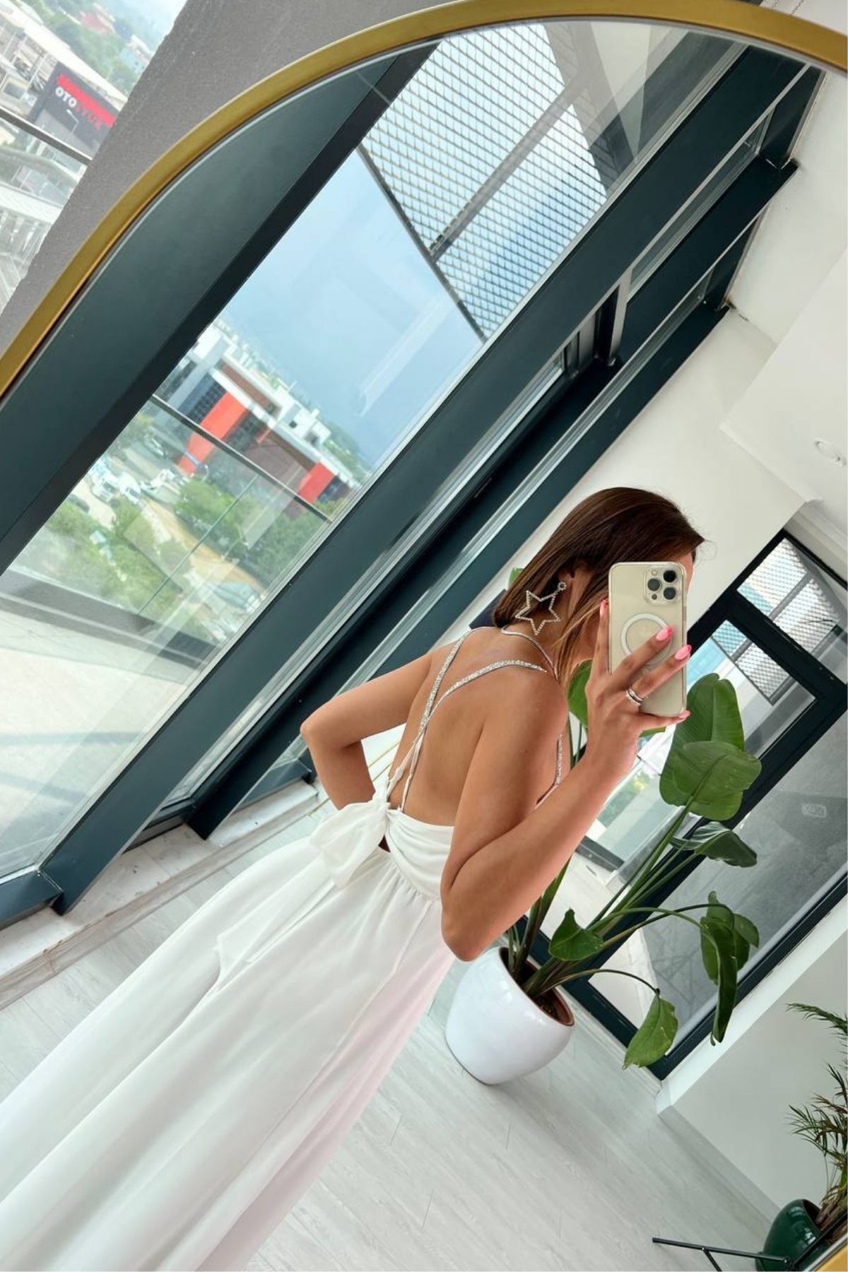 Tasarım%20Beyaz%20Sırt%20Detaylı%20Taş%20Askılı%20Şifon%20Elbise