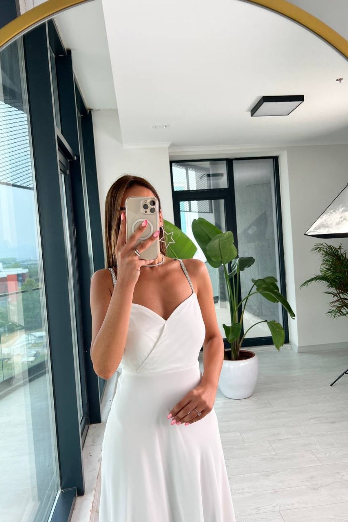 Tasarım%20Beyaz%20Sırt%20Detaylı%20Taş%20Askılı%20Şifon%20Elbise