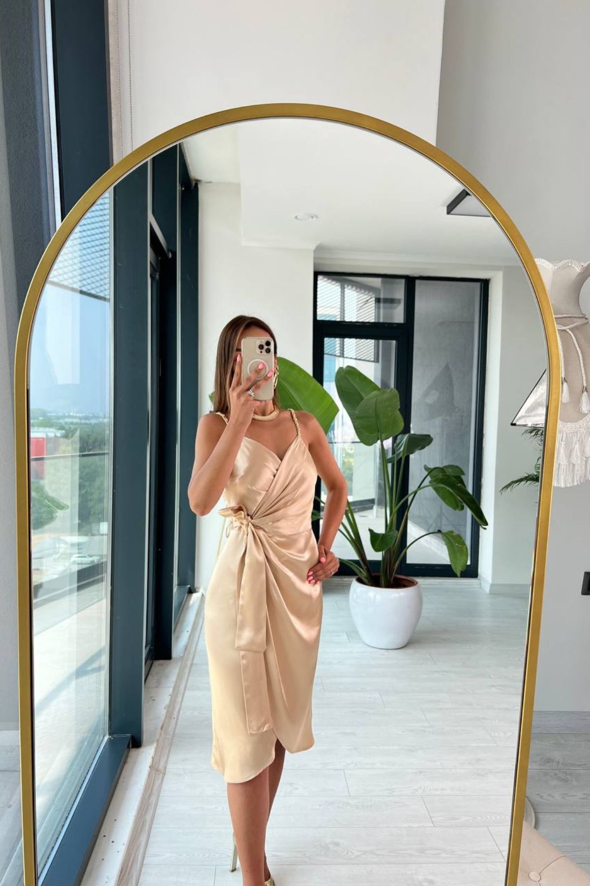 Bej Tok%20Saten%20Zincir%20Askılı%20Elbise
