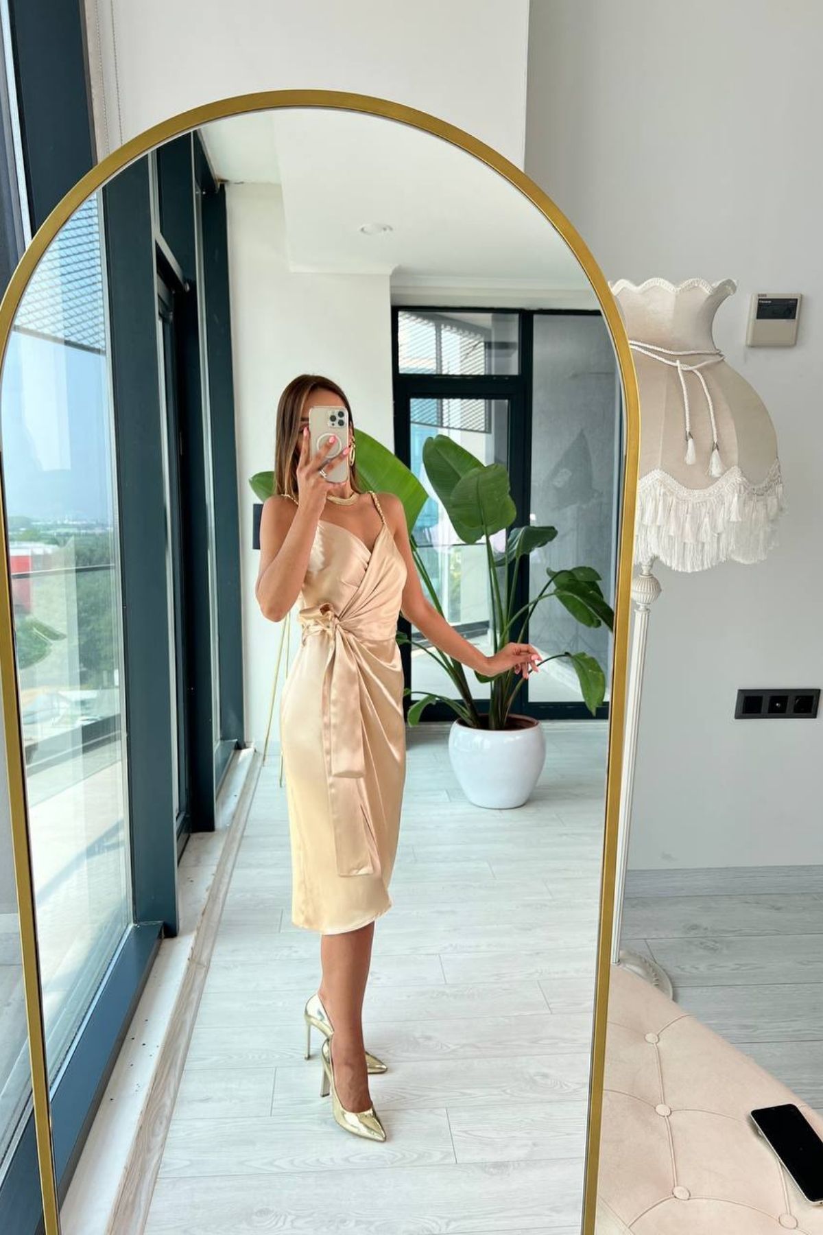 Bej Tok%20Saten%20Zincir%20Askılı%20Elbise