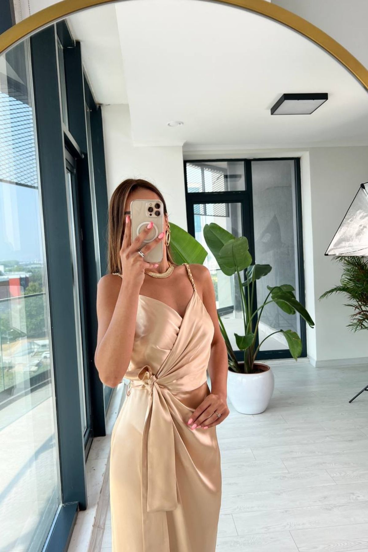 Bej Tok%20Saten%20Zincir%20Askılı%20Elbise