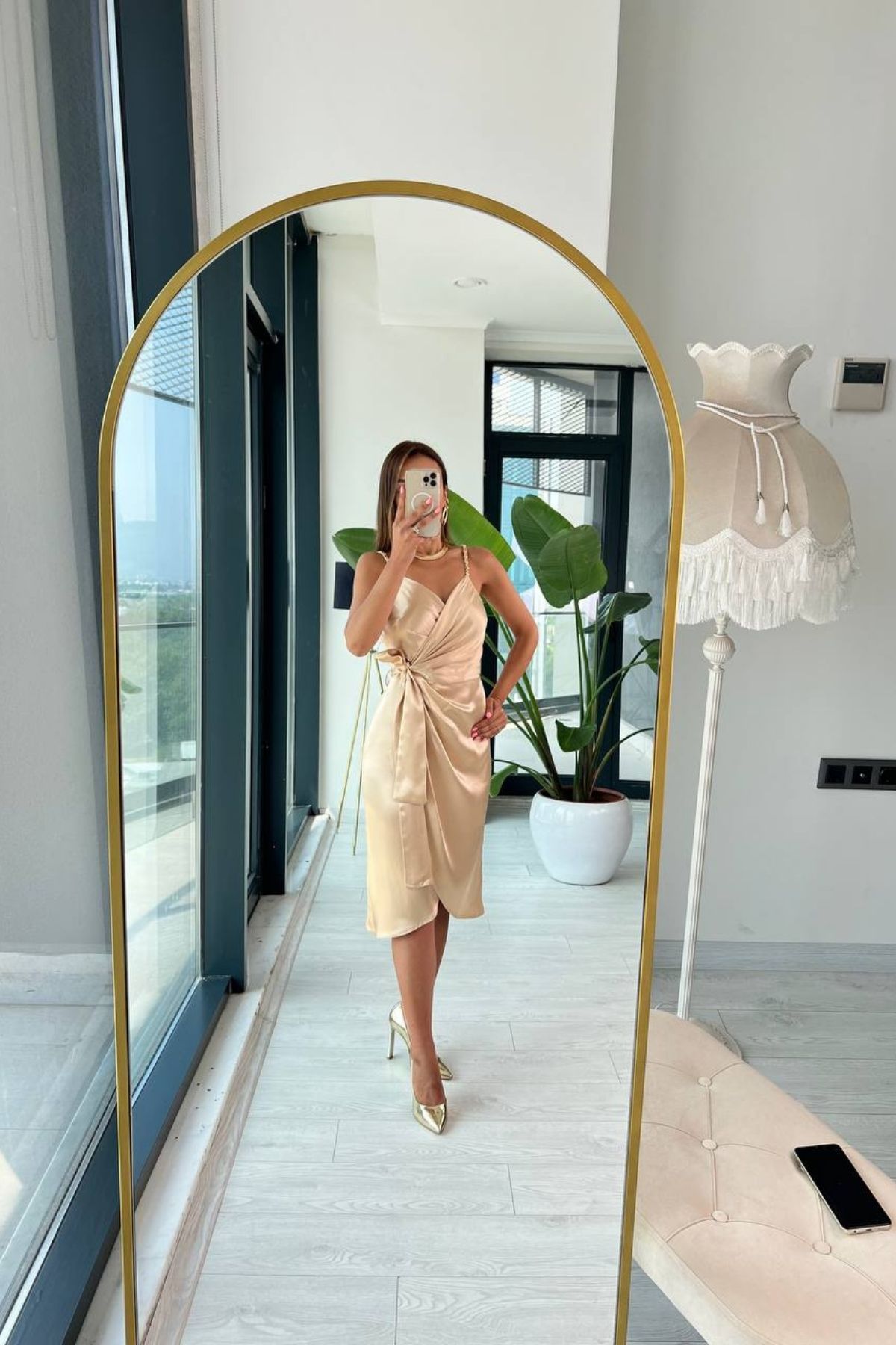 Bej Tok%20Saten%20Zincir%20Askılı%20Elbise