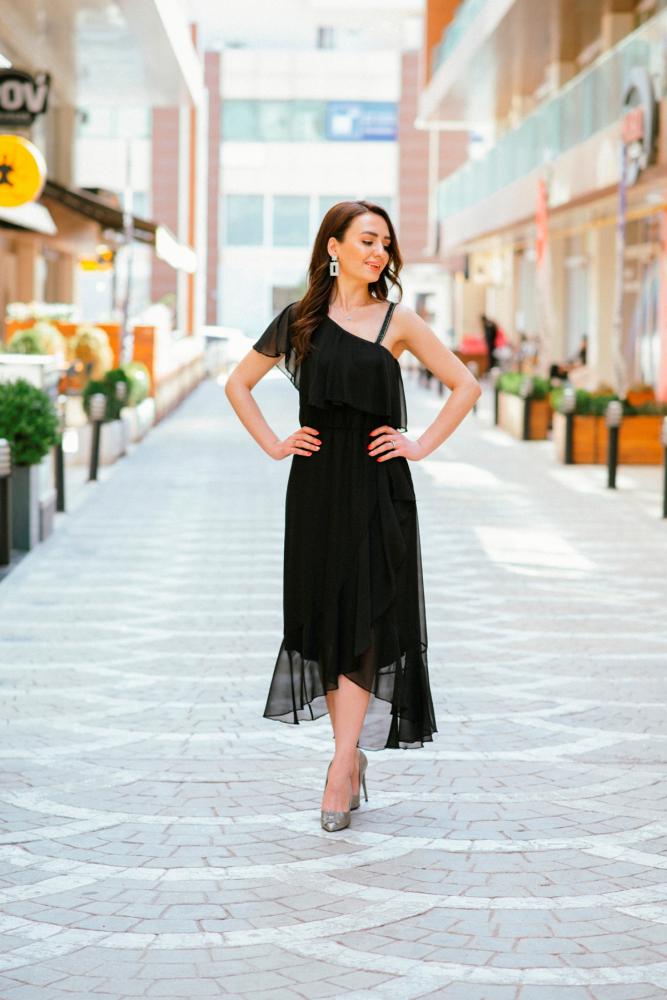 Siyah%20Taş%20Askı%20Detaylı%20Volanlı%20Şifon%20Elbise