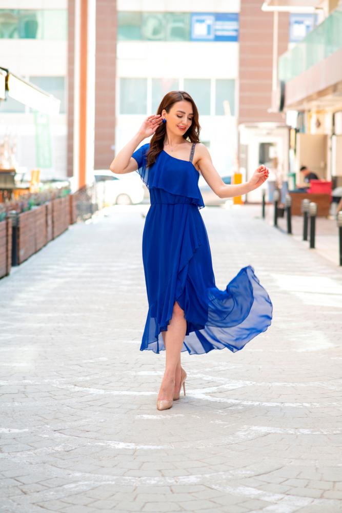 Saks%20Mavi%20Taş%20Askı%20Detaylı%20Volanlı%20Şifon%20Elbise