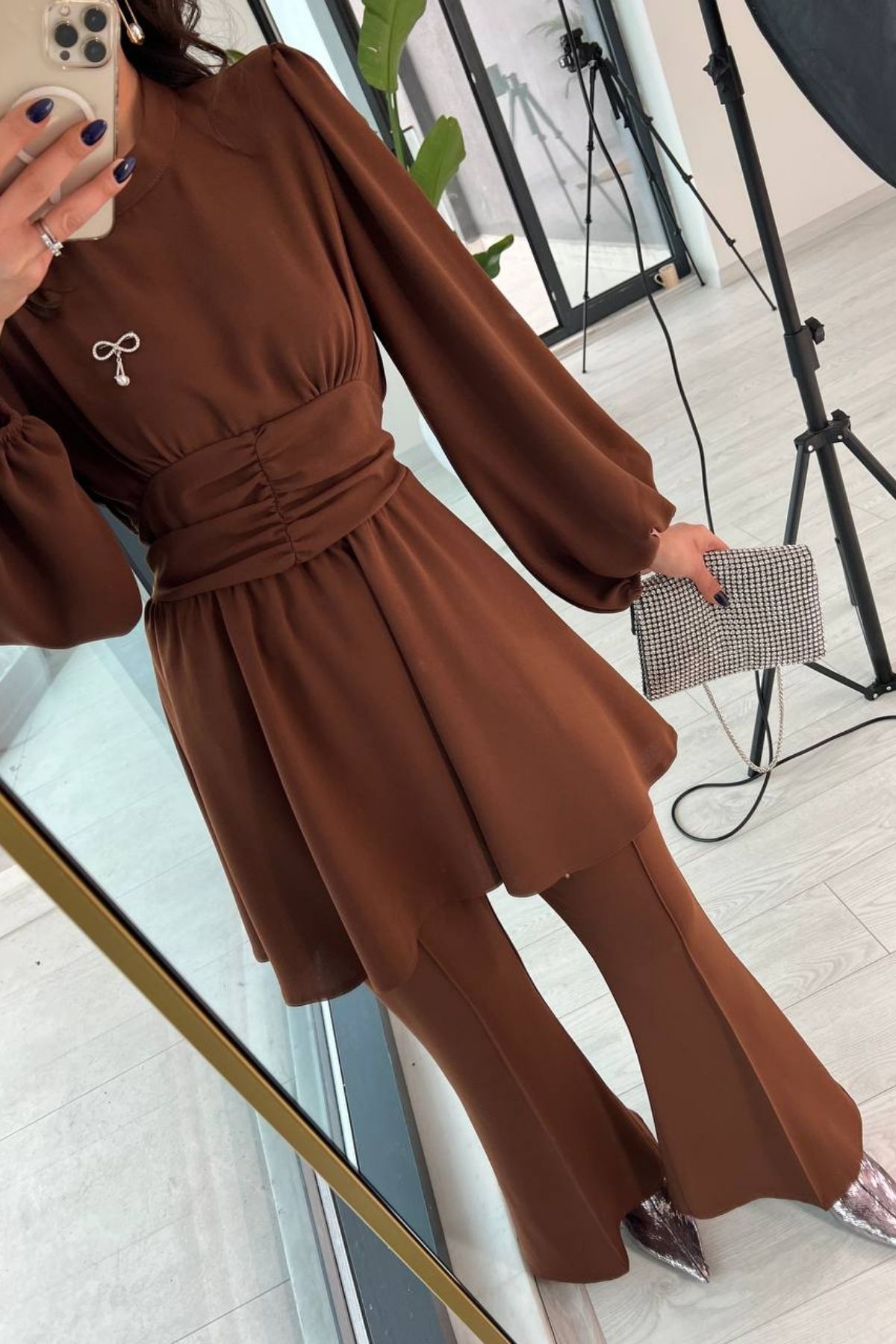 Kahverengi Broş Detaylı Pantolon Bluz Takım