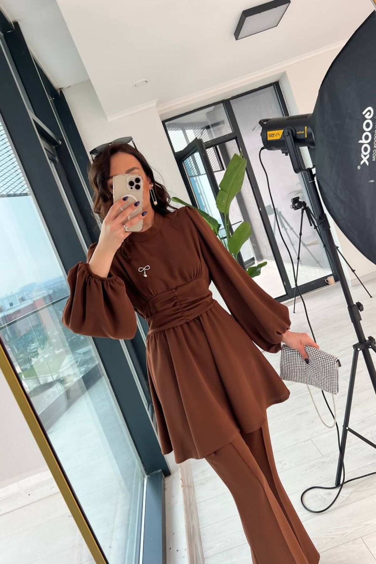 Kahverengi Broş Detaylı Pantolon Bluz Takım