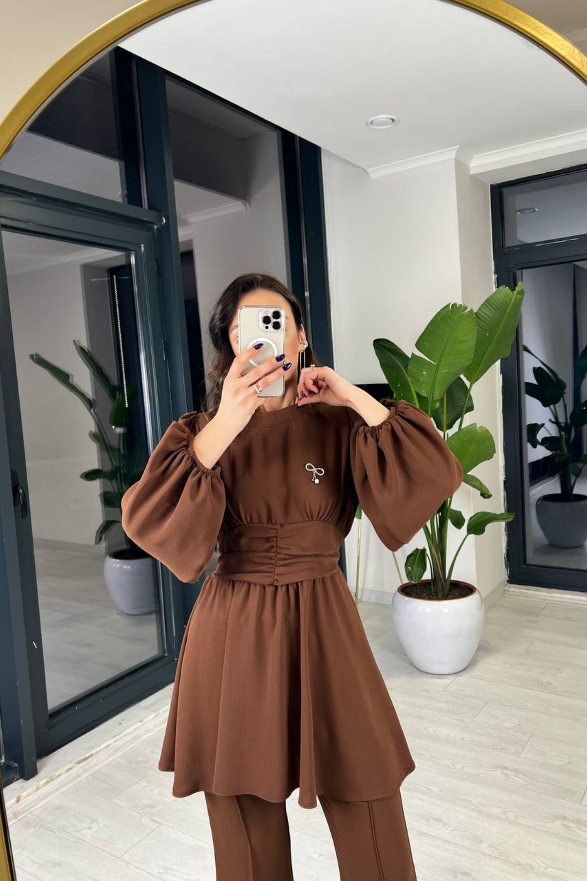 Kahverengi Broş Detaylı Pantolon Bluz Takım