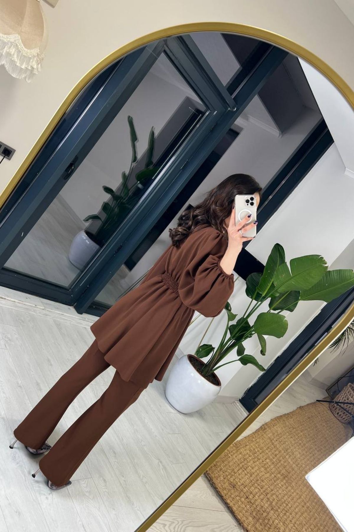 Kahverengi Broş Detaylı Pantolon Bluz Takım