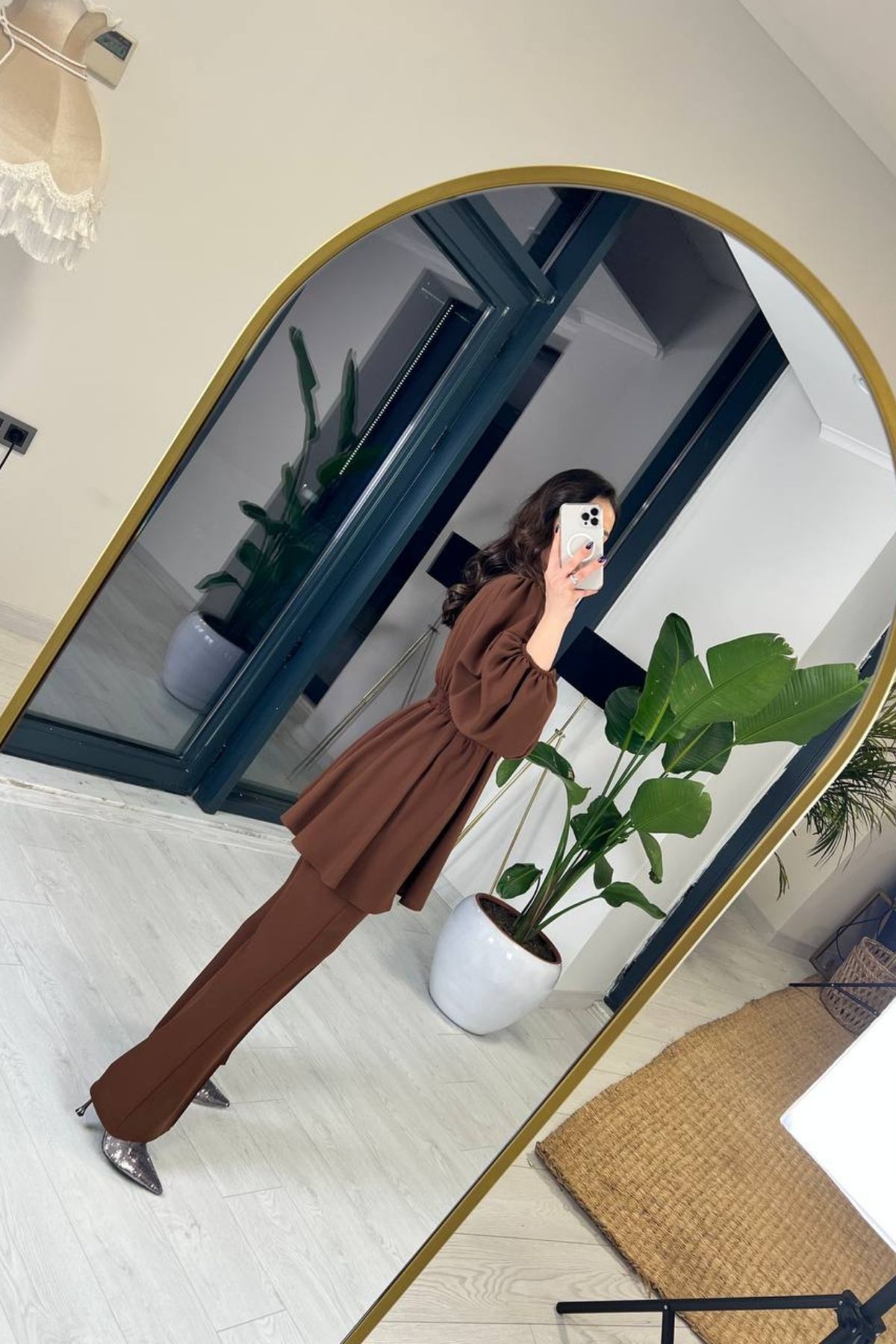 Kahverengi Broş Detaylı Pantolon Bluz Takım