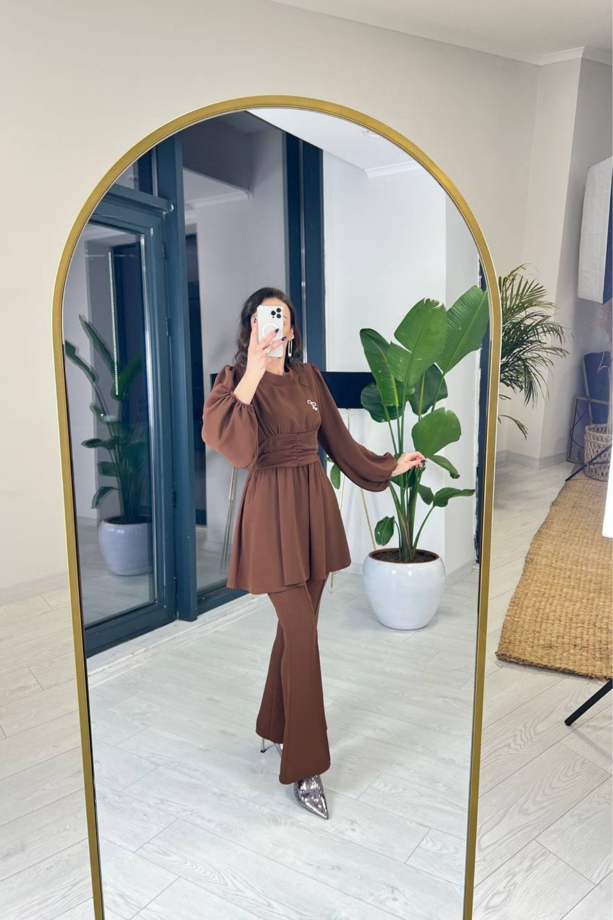 Kahverengi Broş Detaylı Pantolon Bluz Takım