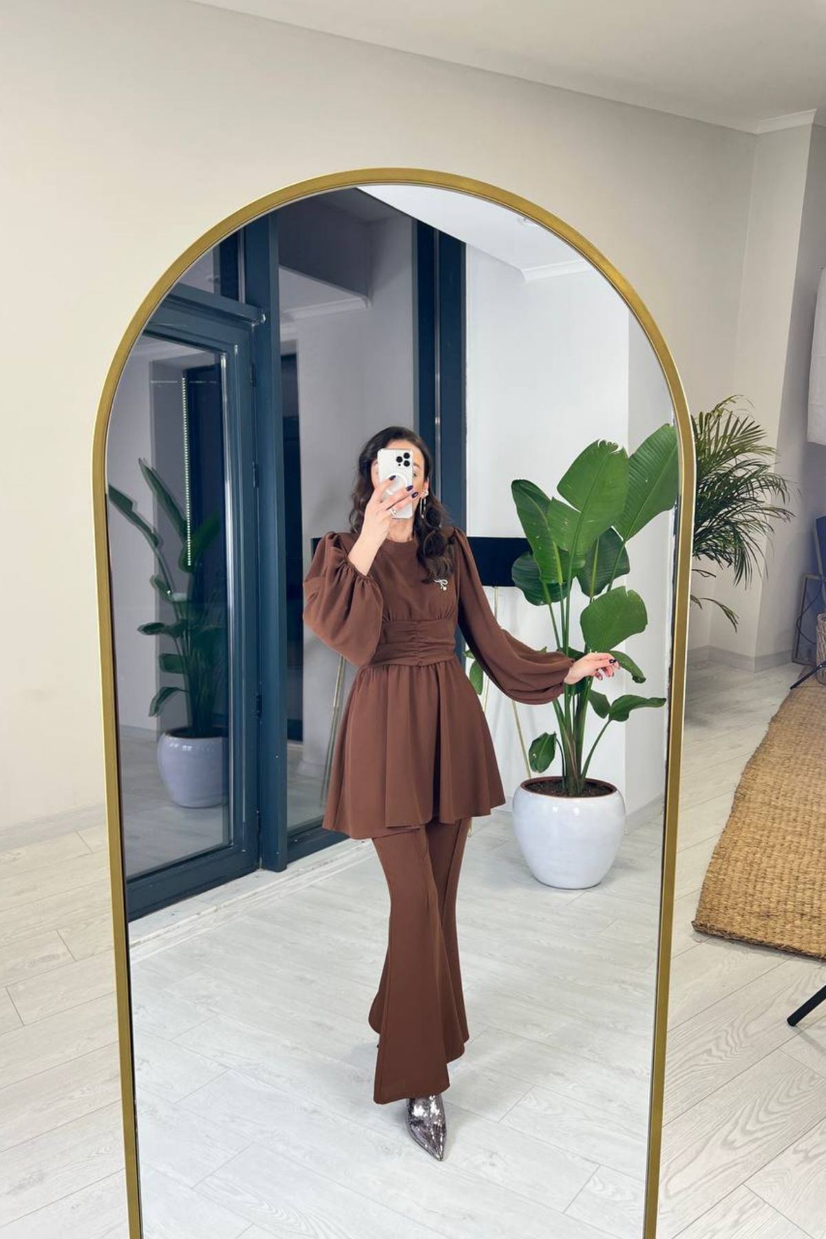 Kahverengi Broş Detaylı Pantolon Bluz Takım