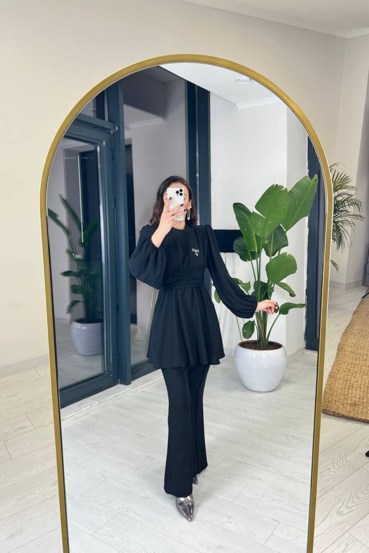Siyah Broş Detaylı Pantolon Bluz Takım