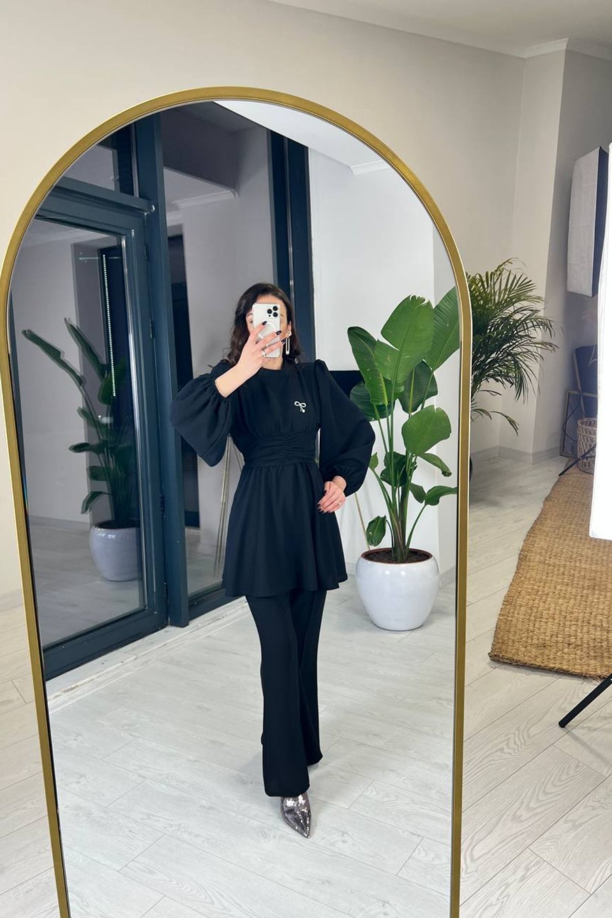 Siyah Broş Detaylı Pantolon Bluz Takım