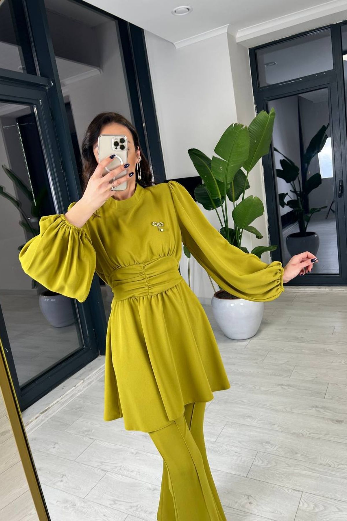 Yağ Yeşili Broş Detaylı Pantolon Bluz Takım