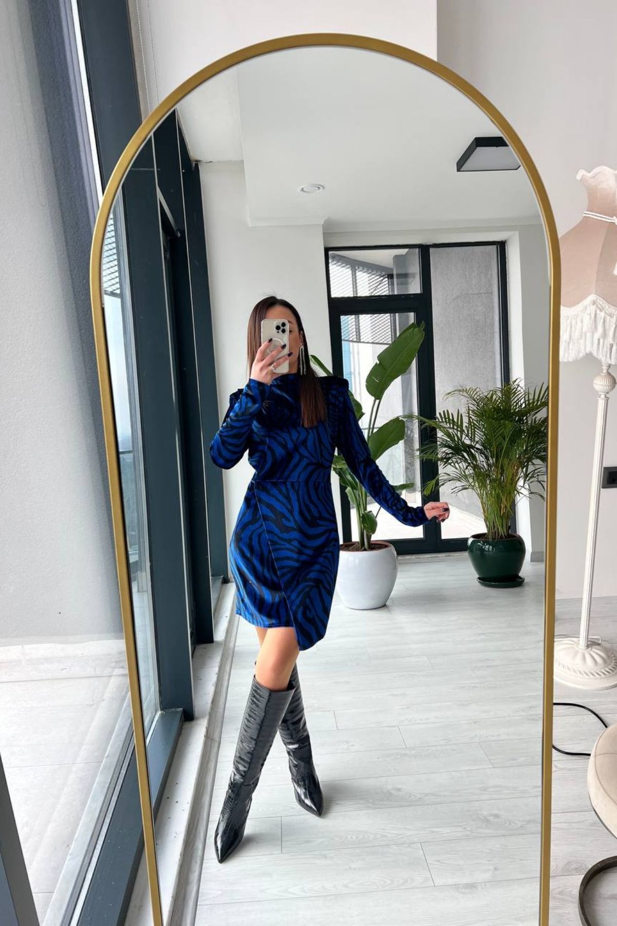 Saks Mavi Siyah Tasarım Vatkalı Kadife Elbise