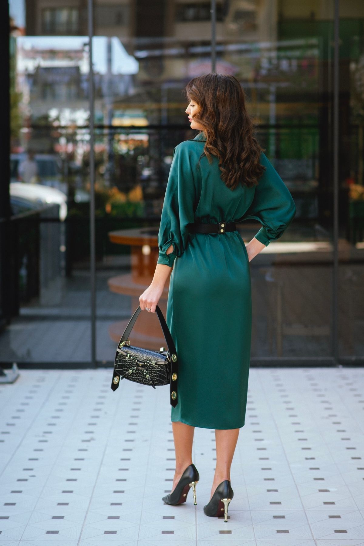 Zümrüt%20Yeşili%20Kemerli%20Yırtmaç%20Detaylı%20Saten%20Elbise