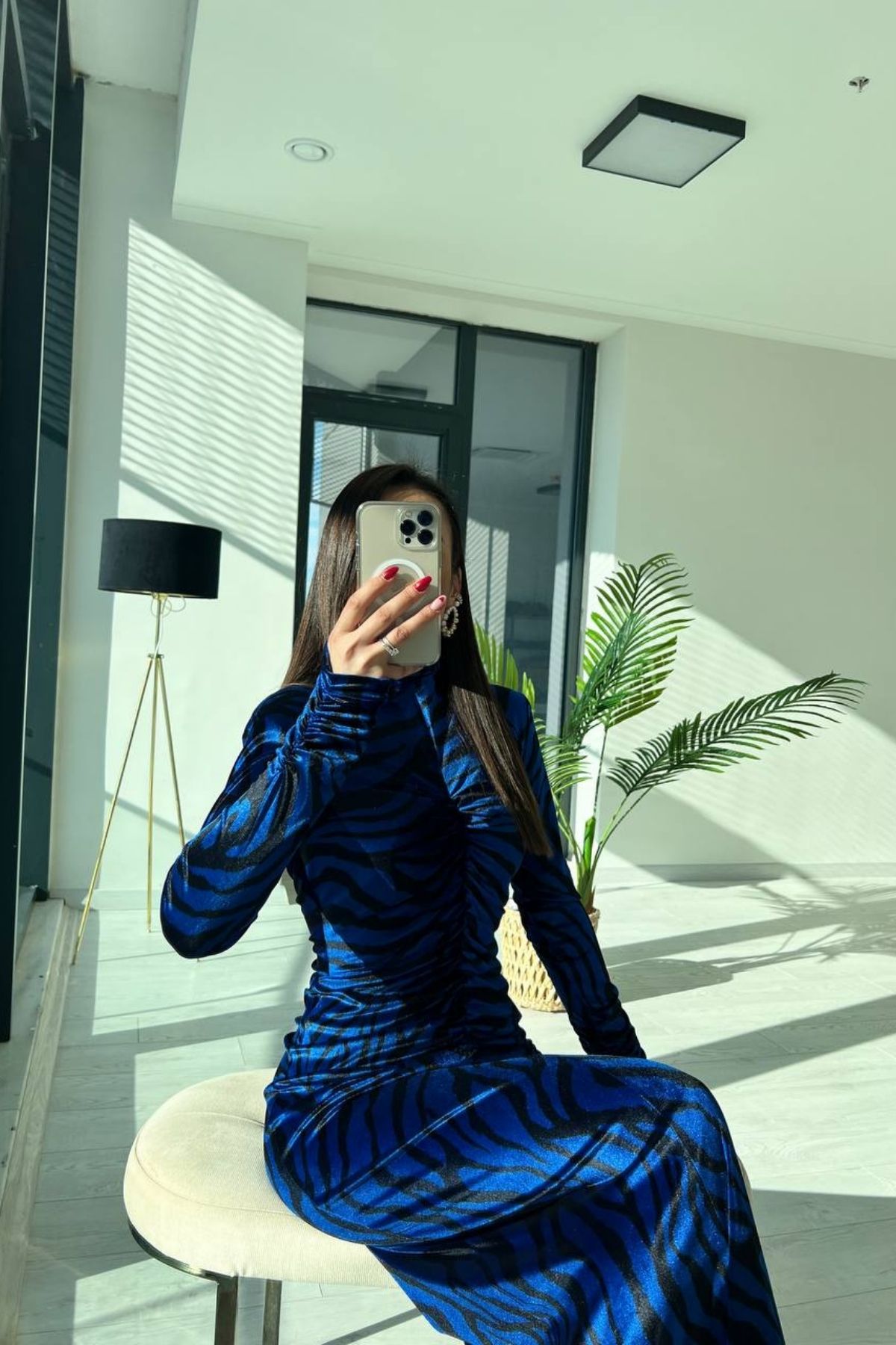 Saks Mavi Siyah Kadife Büzgülü Elbise