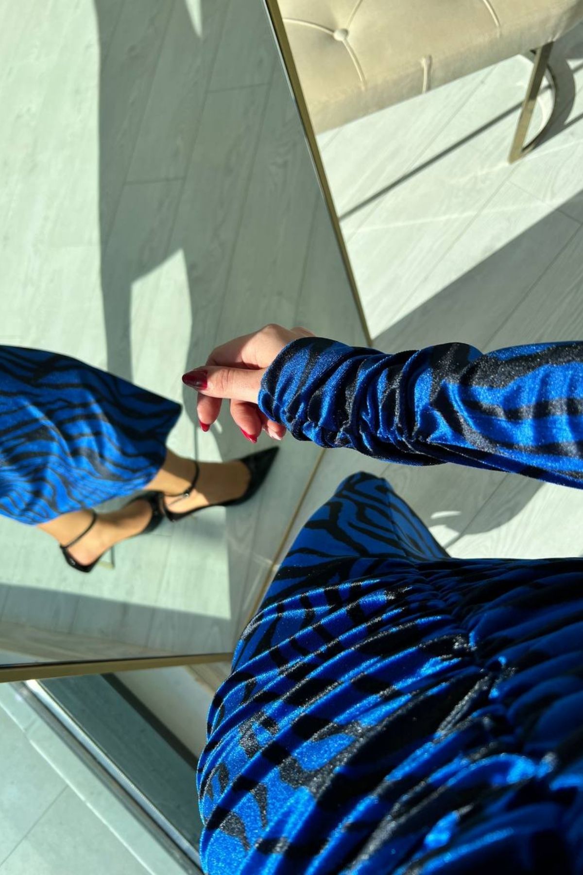 Saks Mavi Siyah Kadife Büzgülü Elbise
