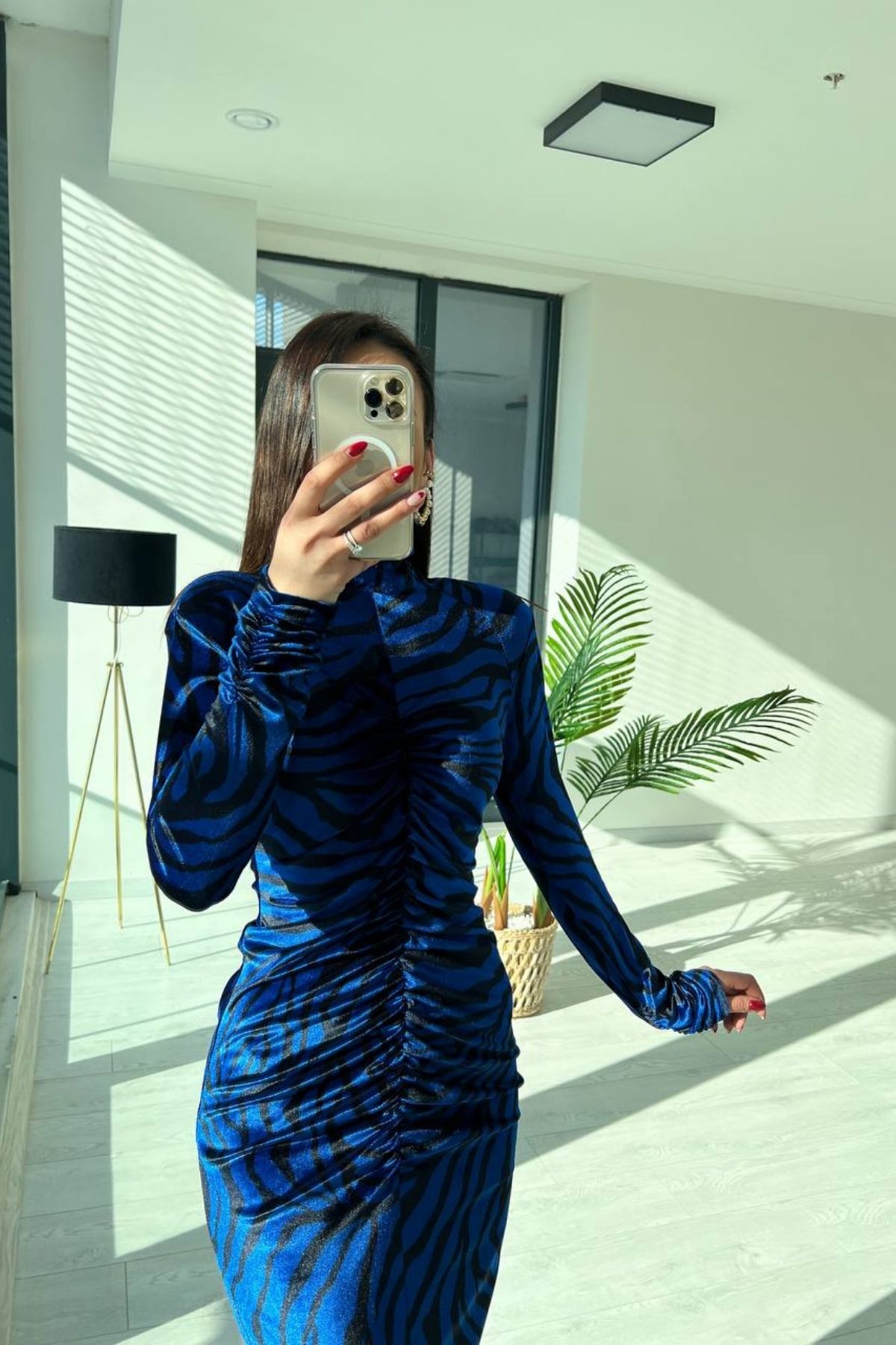 Saks Mavi Siyah Kadife Büzgülü Elbise