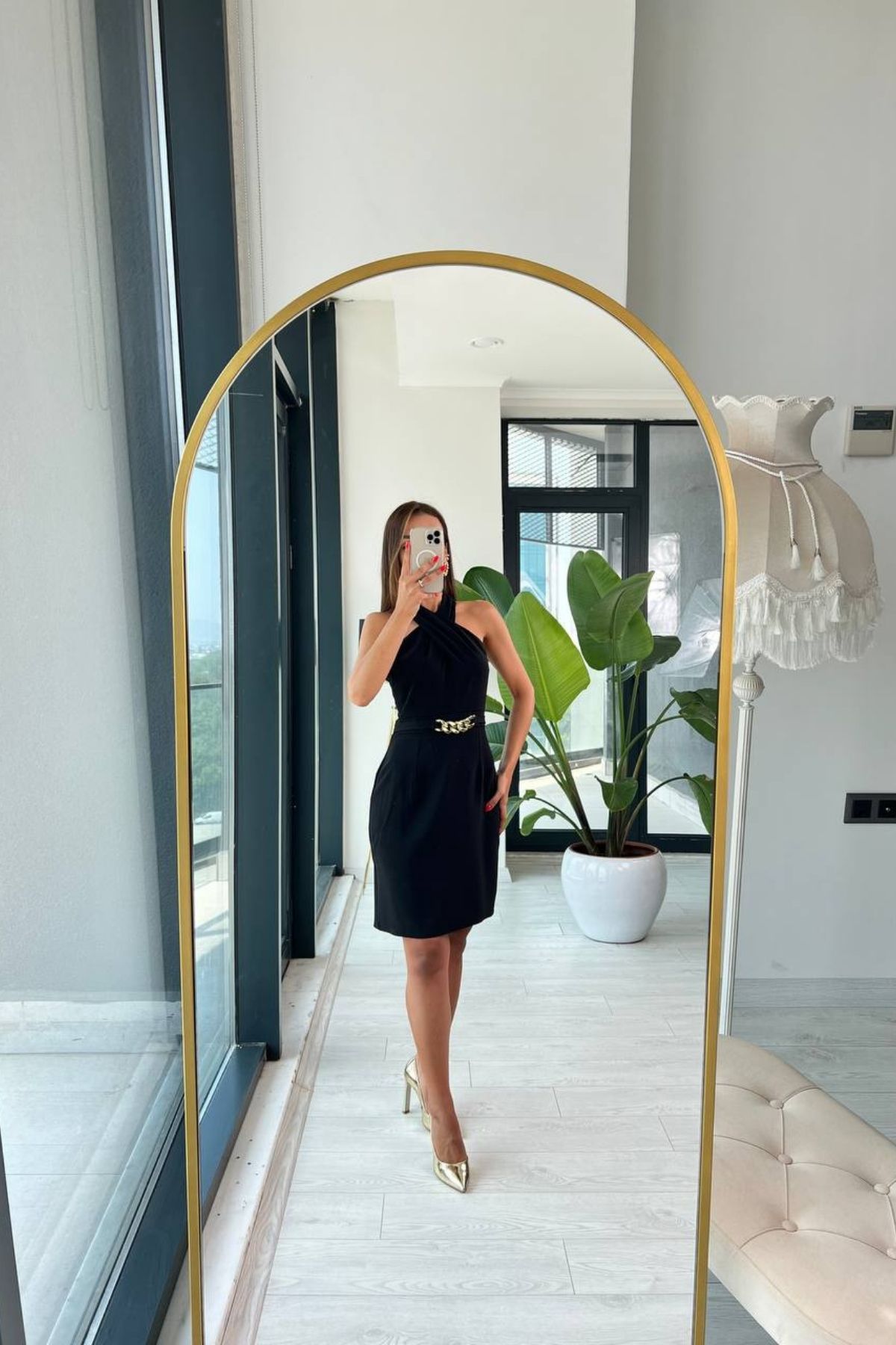 Siyah%20ipekli%20Crep%20Zincir%20Bel%20Detaylı%20Elbise