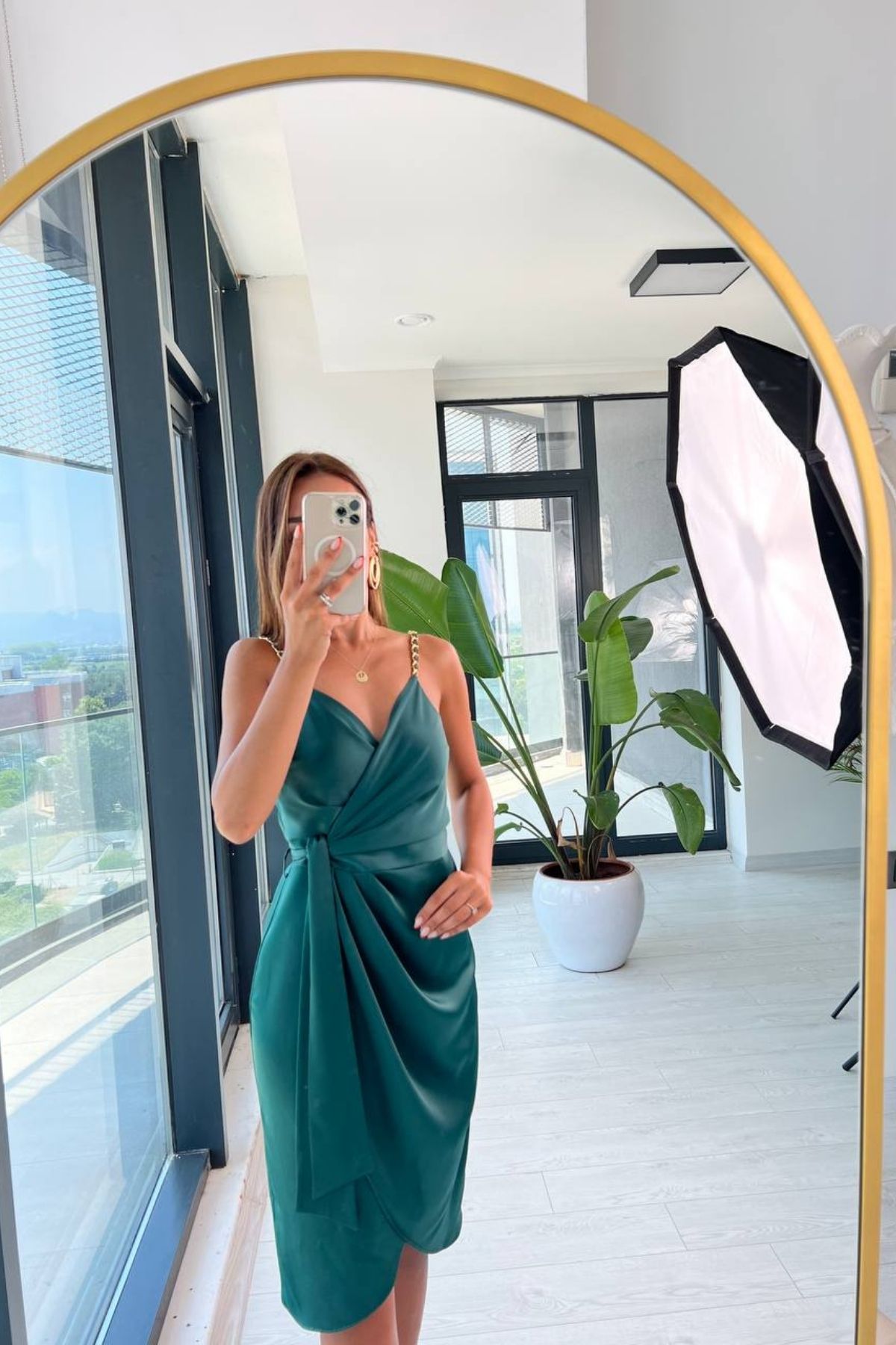 Zümrüt%20Yeşili Tok%20Saten%20Zincir%20Askılı%20Elbise