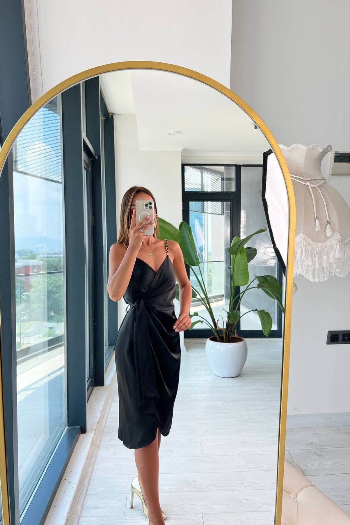 Siyah%20Tok%20Saten%20Zincir%20Askılı%20Elbise