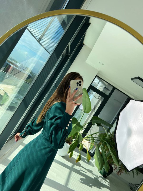 Zümrüt Krep Düğme Detaylı Kloş Elbise