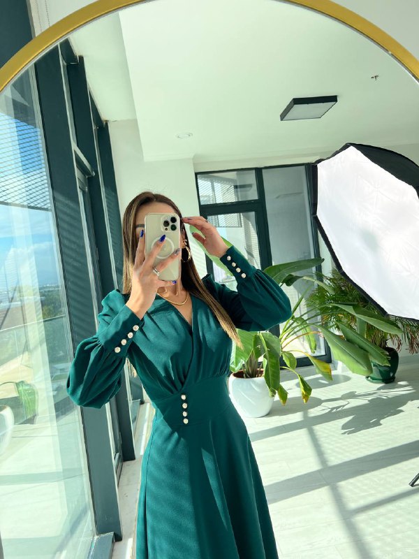 Zümrüt Krep Düğme Detaylı Kloş Elbise